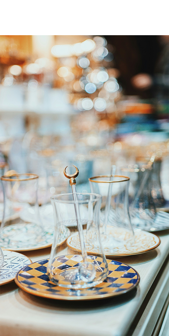 シンプルなデザインのトルコ製チャイグラスと月のマドラー