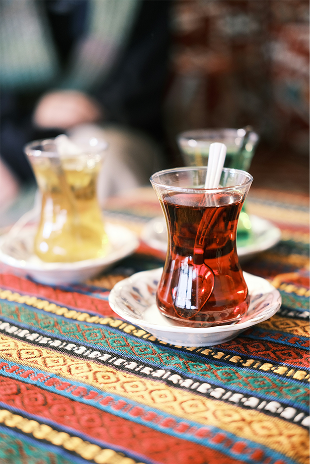 色とりどりの飲み物が注がれたトルコ製チャイグラス