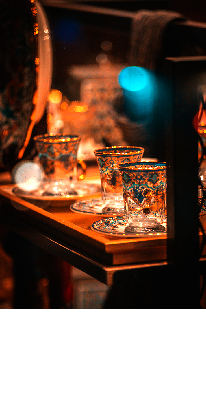 光に照らされキラキラと輝くトルコ製チャイグラス